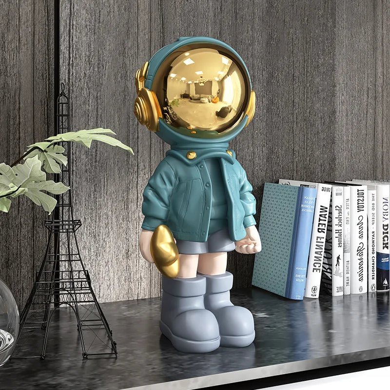 Astronautfigur i resin med gulddetaljer og rumtema