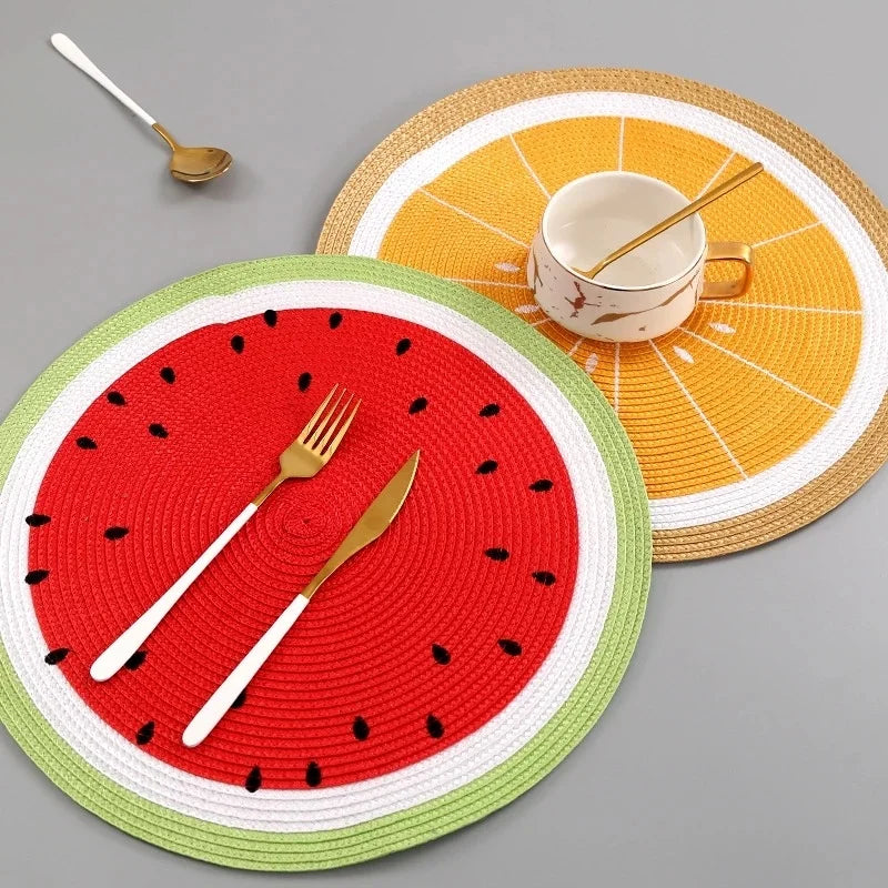 Farverige dækkeservietter med frugtmotiv til beskyttelse af bordet