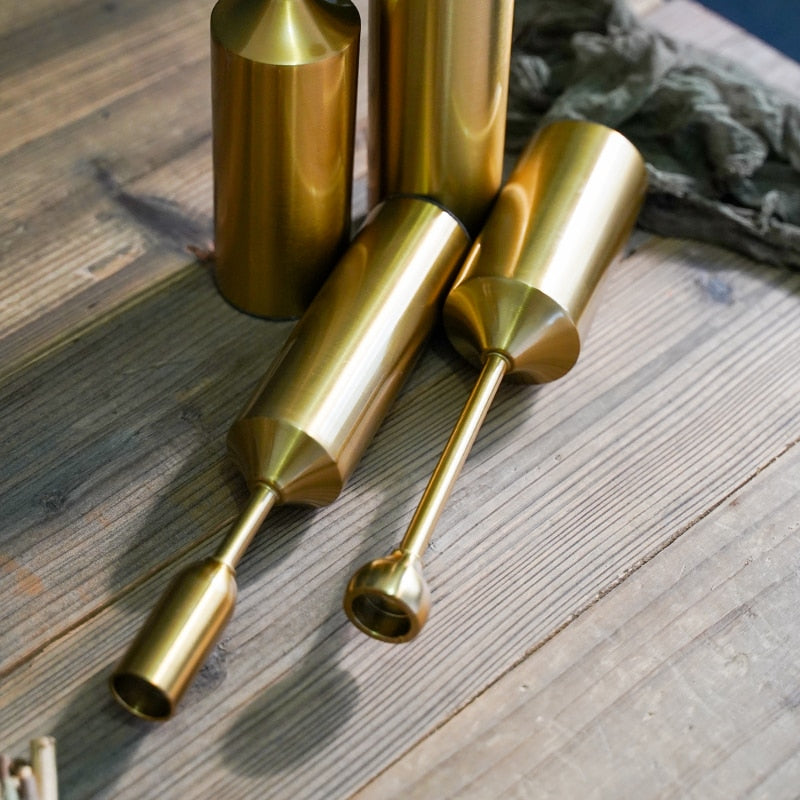 Set van 2 gouden metalen kandelaars voor elegante tafel- en interieurdecoratie