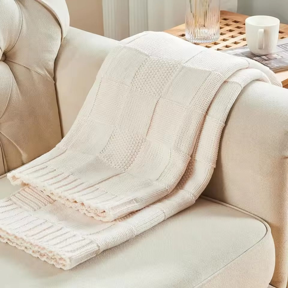 Gestrickte Kuscheldecke mit weicher, atmungsaktiver Struktur und gerippten Kanten