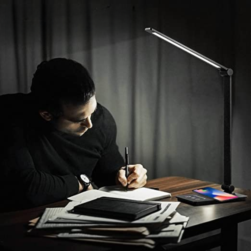 LED-skrivebordslampe med trådløs opladning, touchbetjening og justerbar belysning