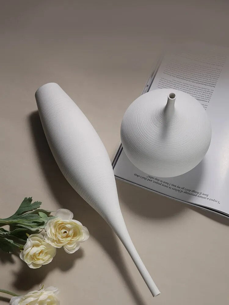 Minimalistische Keramikvase mit skandinavisch inspiriertem Design und mattem Finish