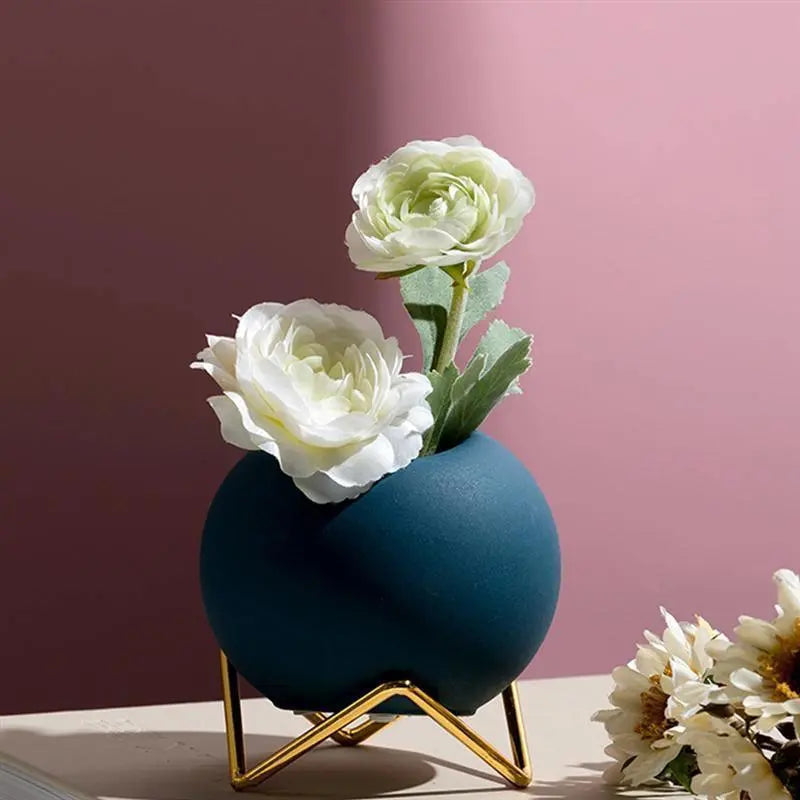 Moderner Keramik-Blumentopf mit stilvollem Metallständer