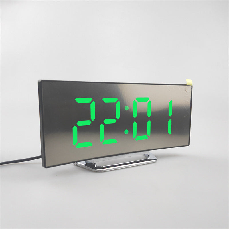Moderne digitale wekker met gebogen display en minimalistisch ontwerp