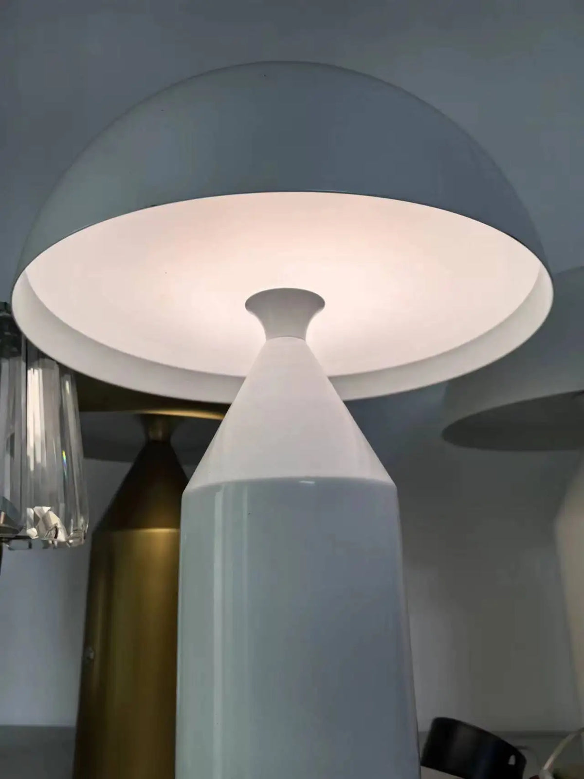 Moderne Pilz-Tischlampe mit dimmbarer LED-Beleuchtung und Touch-Steuerung