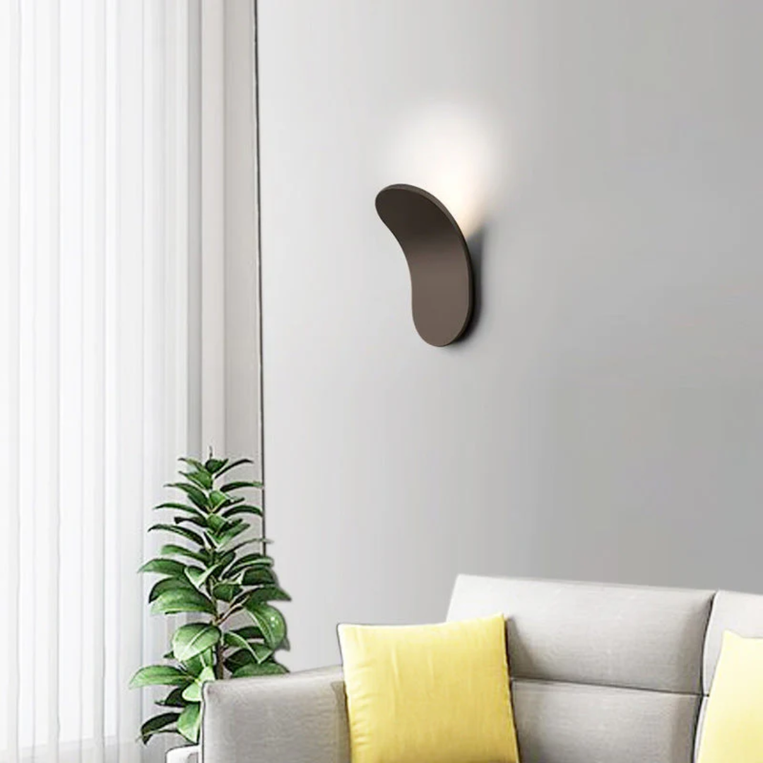 Moderne Scandinavische led-wandlamp met gebogen metalen ontwerp