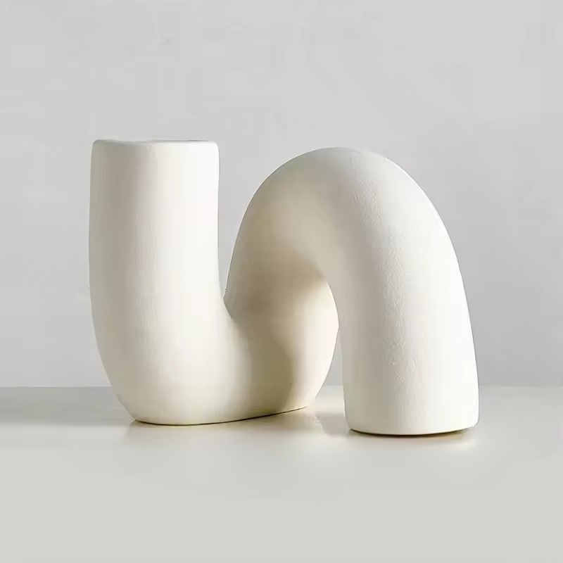 Moderne Vase aus Porzellan mit matter cremefarbener Oberfläche und skulpturalem Design