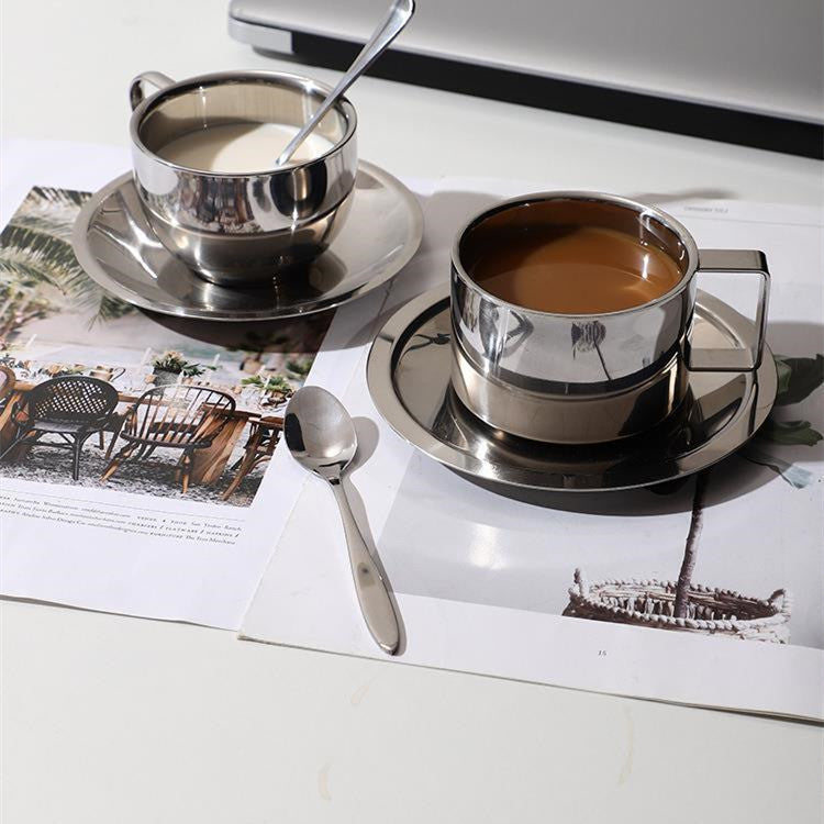 Modernes Set aus Edelstahl-Kaffeetasse und Untertasse mit doppelwandiger Isolierung