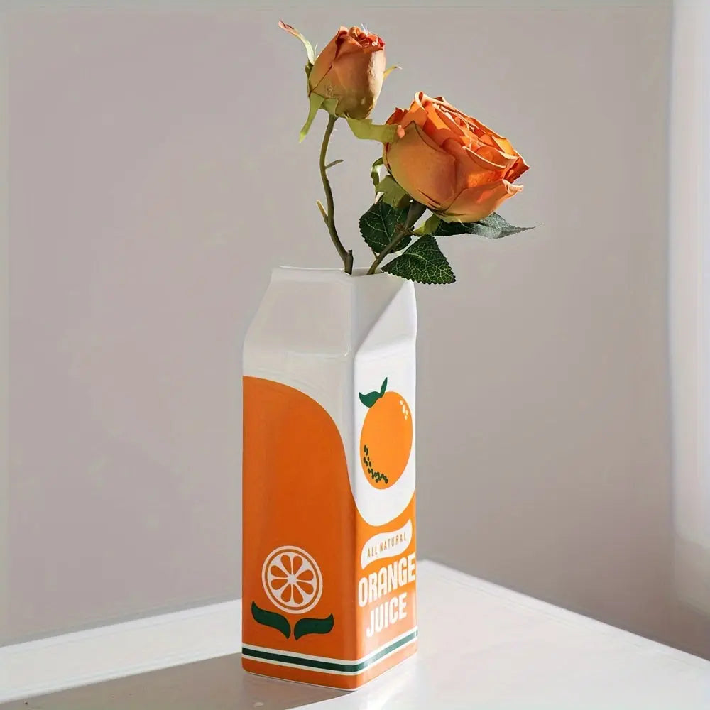 Fin keramisk vase med unikt design inspireret af en juicekarton