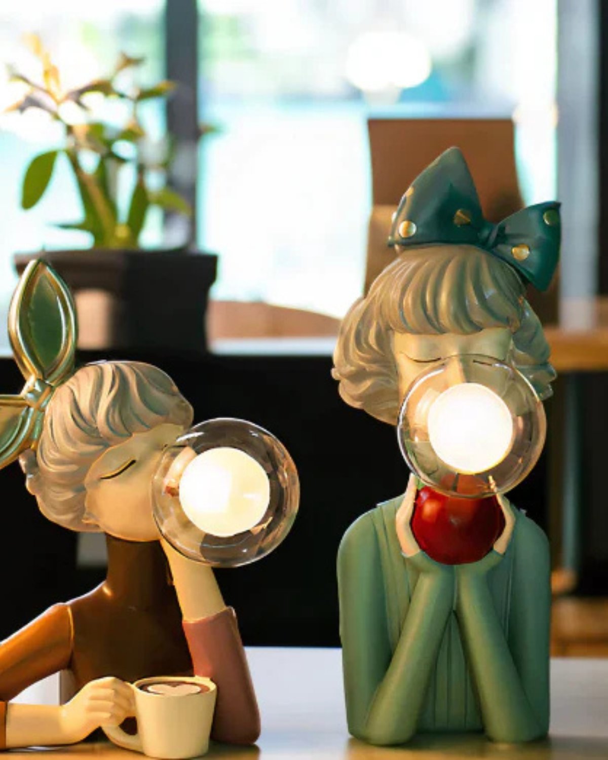 Skulpturel bordlampe med varmt, diffust LED-lys