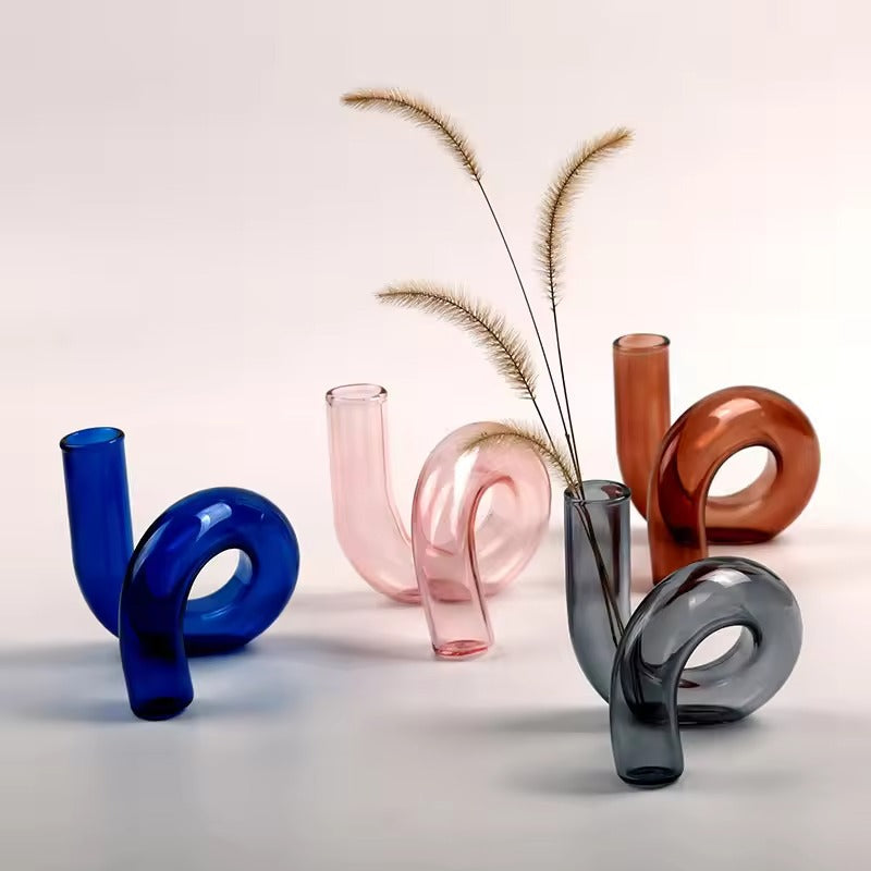 Wazon ze szkła o spiralnym kształcie, rzeźbiarskim designie i przezroczystych, ciepłych tonach