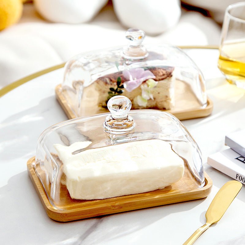 Butterdose aus Holz und Glas mit transparenter Abdeckung für eine stilvolle Präsentation auf dem Tisch