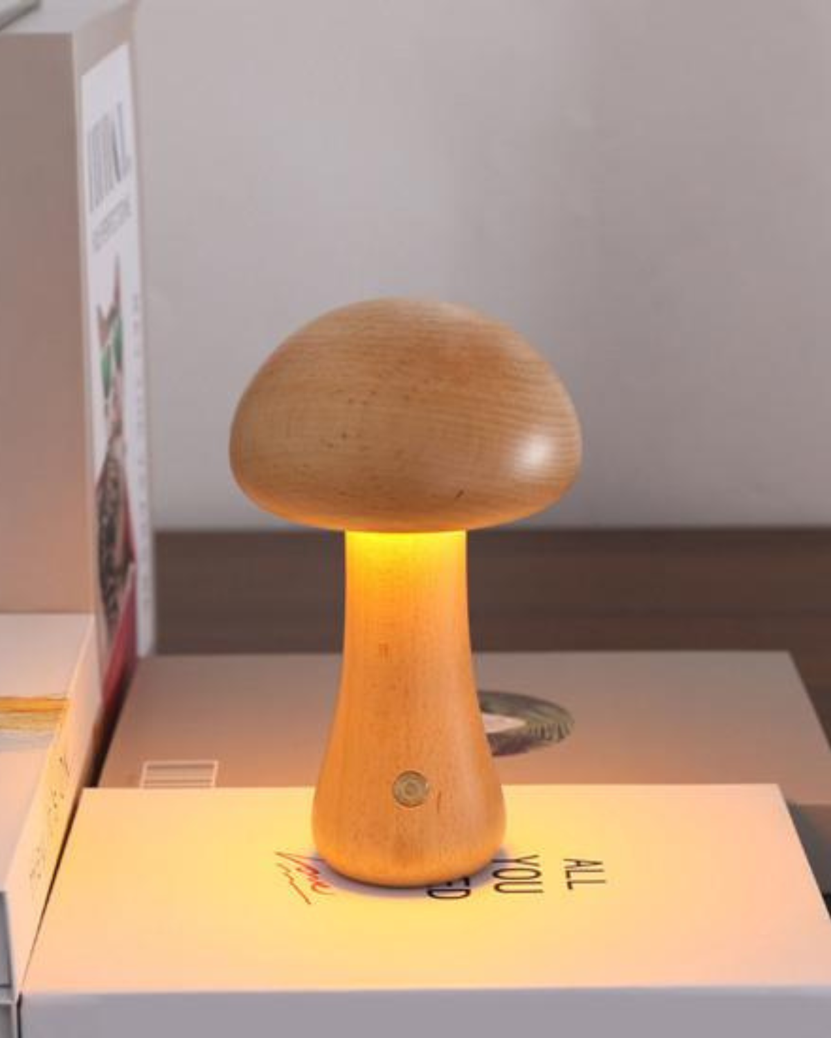 Houten tafellamp in paddenstoelvorm met organisch ontwerp en warm licht
