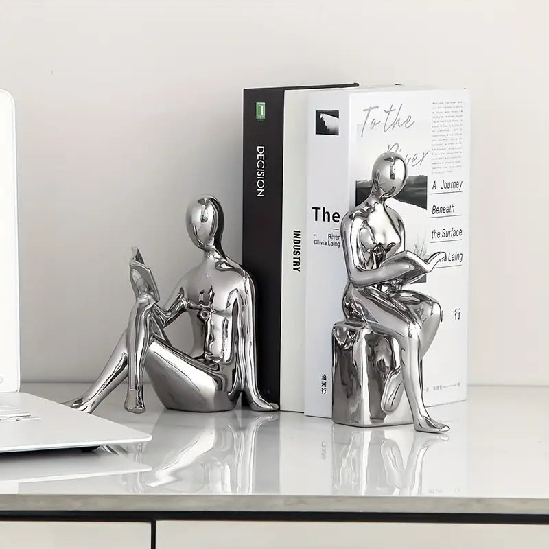 Abstrakte statuer af siddende figurer med blank keramisk finish