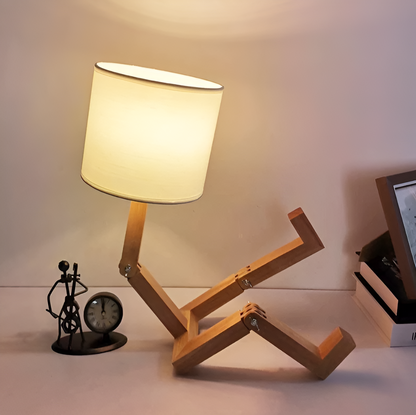 Justerbar bordlampe med detaljer i massivt træ og tre lystilstande