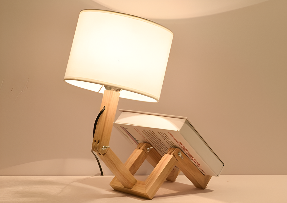 Justerbar bordlampe med detaljer i massivt træ og tre lystilstande