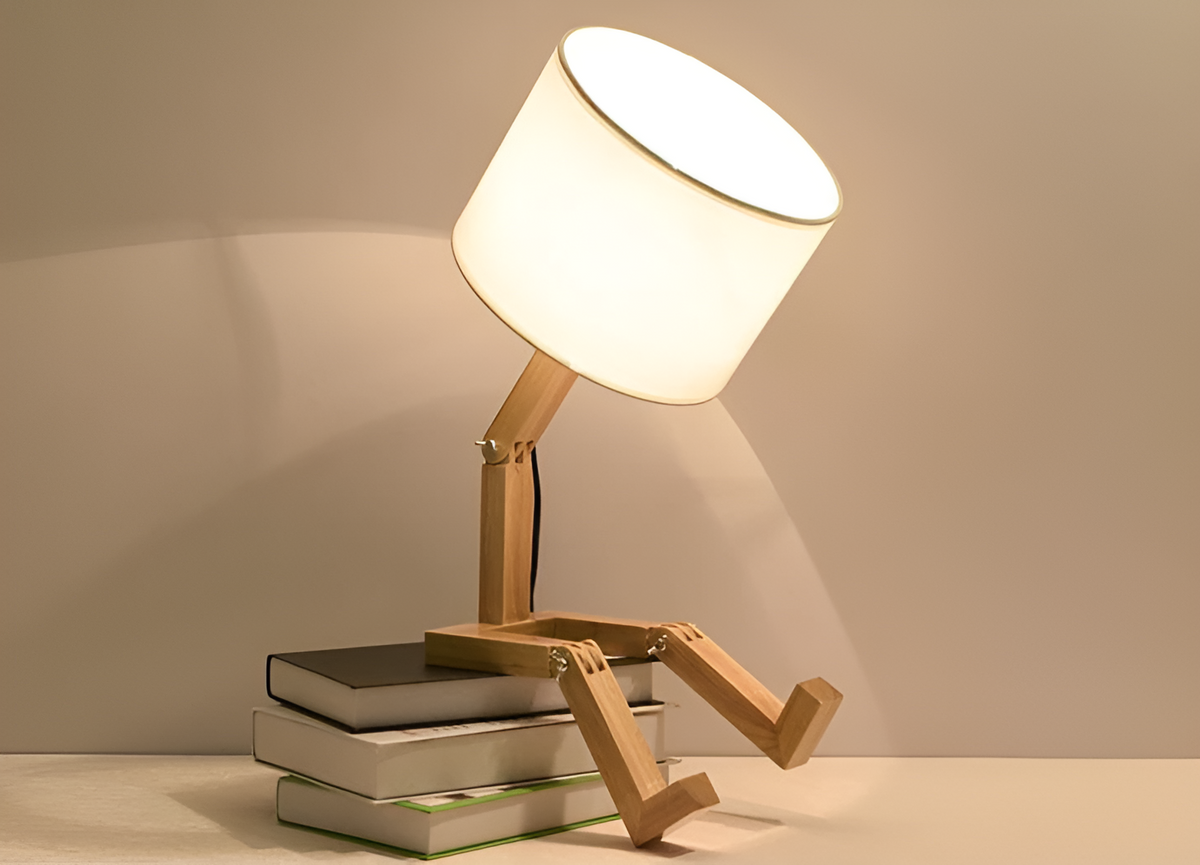 Justerbar bordlampe med detaljer i massivt træ og tre lystilstande