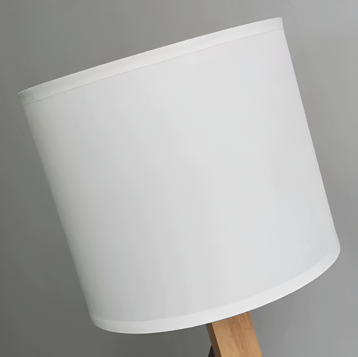 Justerbar bordlampe med detaljer i massivt træ og tre lystilstande