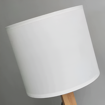 Justerbar bordlampe med detaljer i massivt træ og tre lystilstande