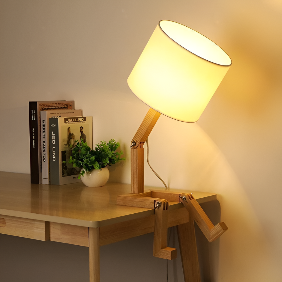Justerbar bordlampe med detaljer i massivt træ og tre lystilstande