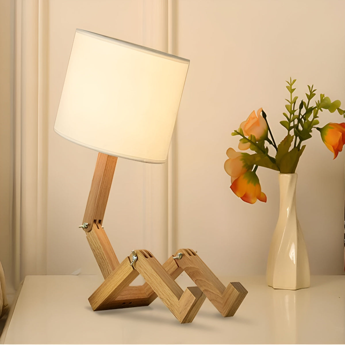 Justerbar bordlampe med detaljer i massivt træ og tre lystilstande