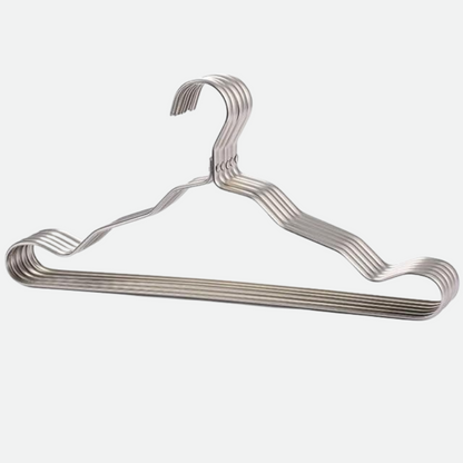 Kleiderbügel aus Aluminium mit moderner Metallic-Oberfläche