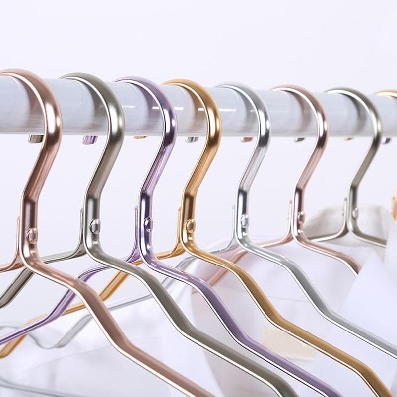 Kleiderbügel aus Aluminium mit moderner Metallic-Oberfläche