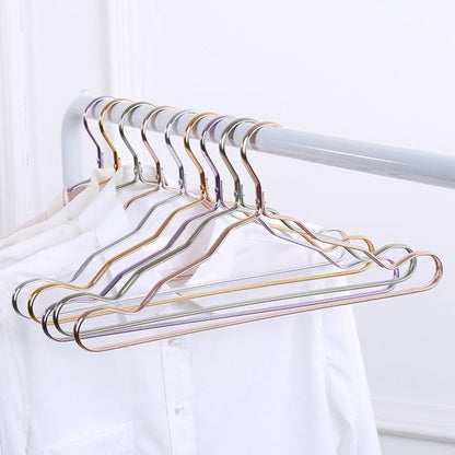 Kleiderbügel aus Aluminium mit moderner Metallic-Oberfläche