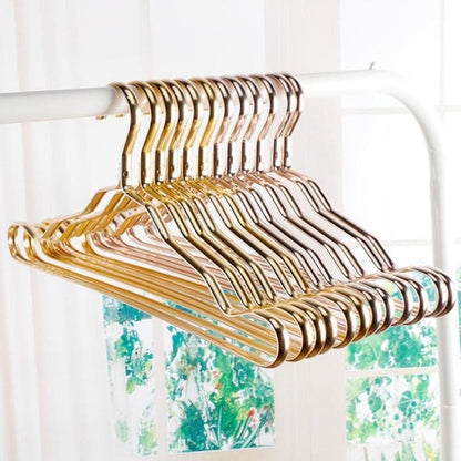 Kleiderbügel aus Aluminium mit moderner Metallic-Oberfläche