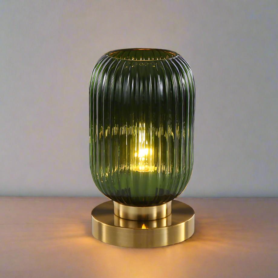 Bordlampe i ravfarvet glas med minimalistisk metalstel og varmt stemningslys