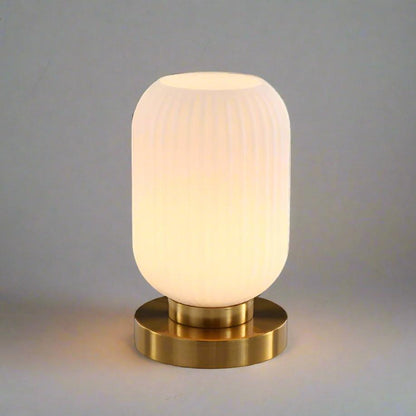 Bordlampe i ravfarvet glas med minimalistisk metalstel og varmt stemningslys