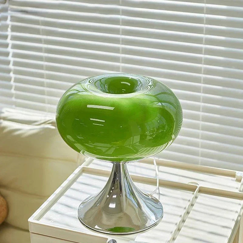 Glazen tafellamp in de vorm van een appel met vintage stijl en warm licht