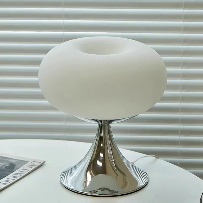 Glazen tafellamp in de vorm van een appel met vintage stijl en warm licht