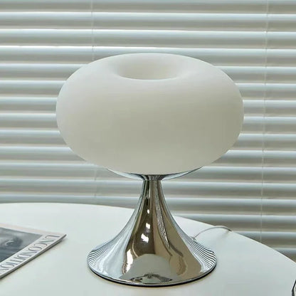 Glazen tafellamp in de vorm van een appel met vintage stijl en warm licht