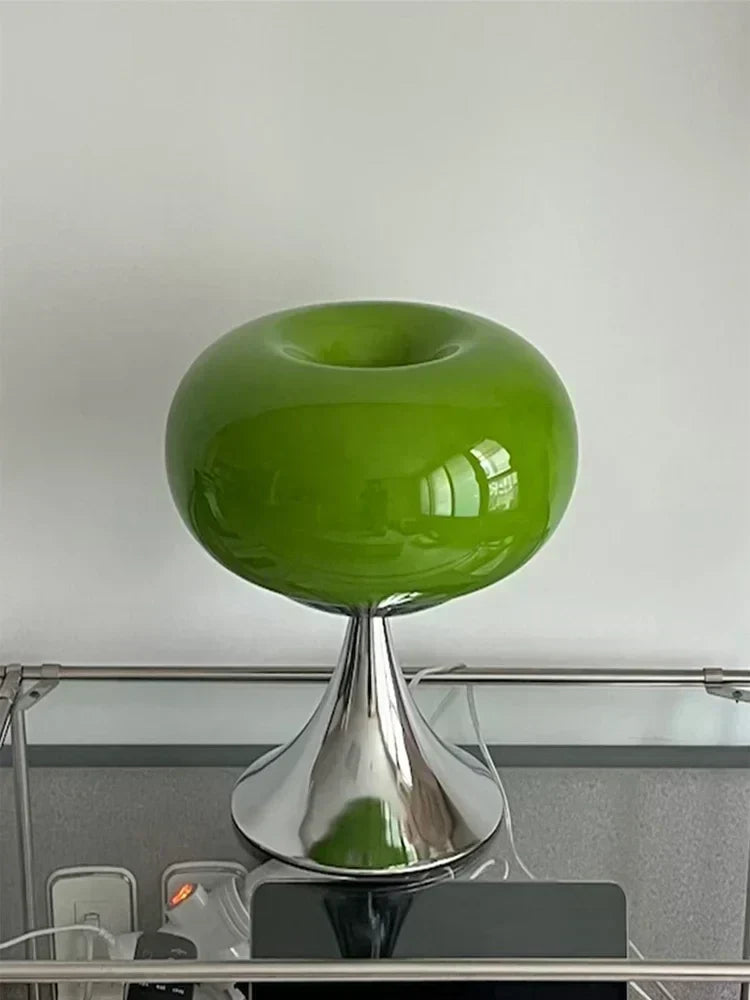 Glazen tafellamp in de vorm van een appel met vintage stijl en warm licht