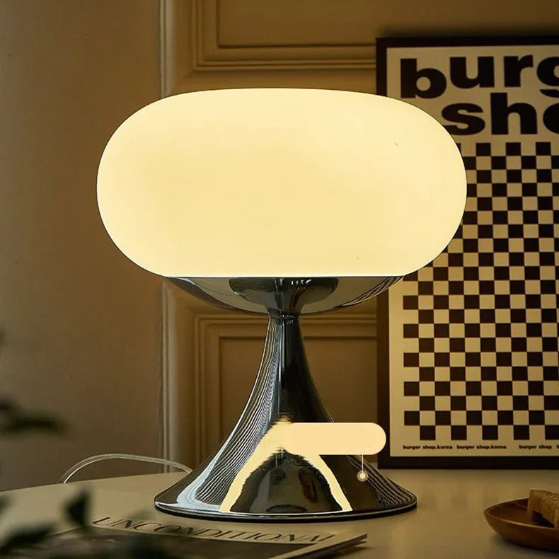 Glazen tafellamp in de vorm van een appel met vintage stijl en warm licht