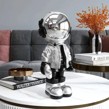 Astronautfigur i resin med gulddetaljer og rumtema