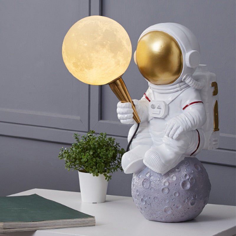 Astronautbordlampe med kosmisk design og varm stemningsbelysning