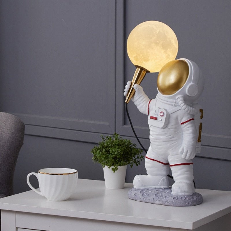 Astronautbordlampe med kosmisk design og varm stemningsbelysning