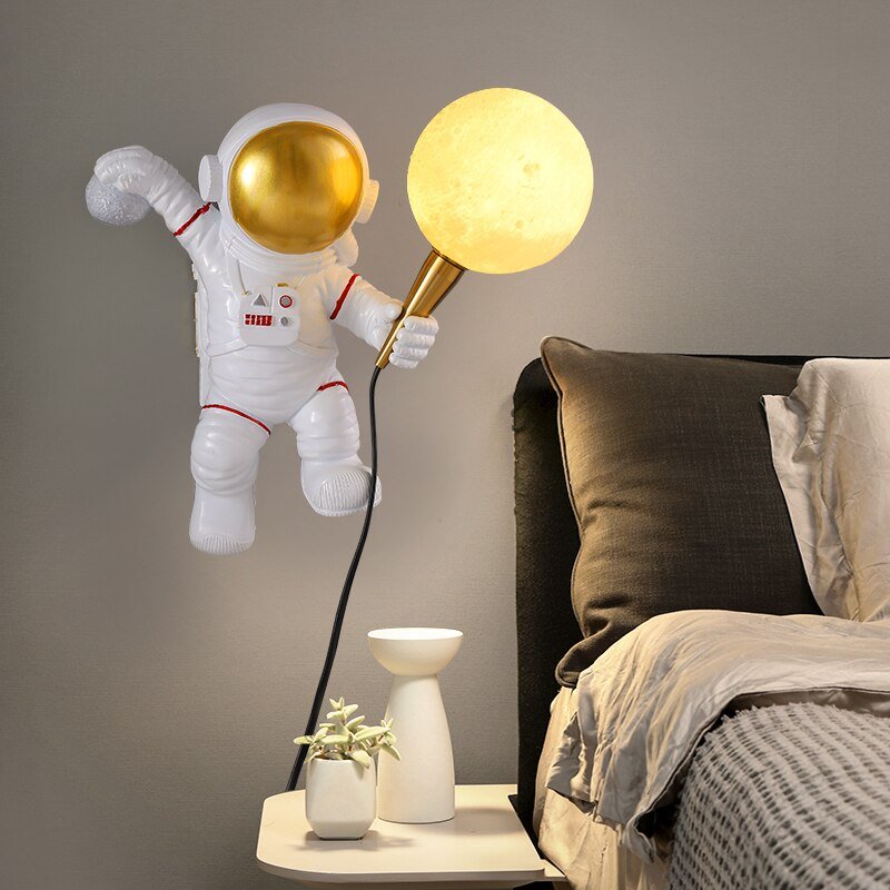 Astronautbordlampe med kosmisk design og varm stemningsbelysning