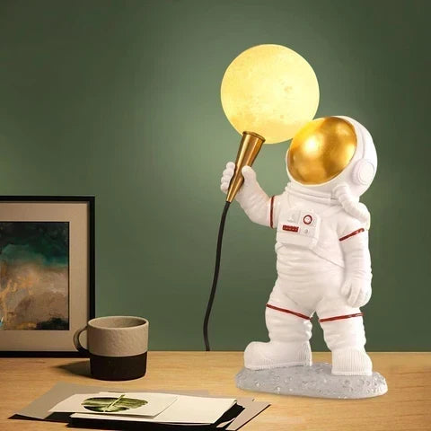 Astronautbordlampe med kosmisk design og varm stemningsbelysning