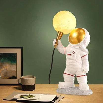 Astronautbordlampe med kosmisk design og varm stemningsbelysning