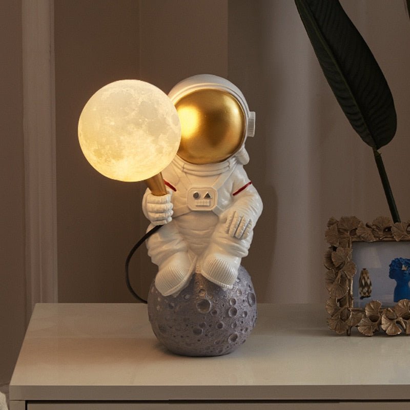 Astronautbordlampe med kosmisk design og varm stemningsbelysning