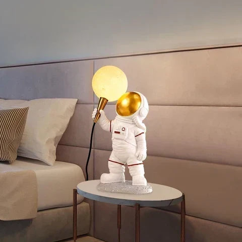 Astronautbordlampe med kosmisk design og varm stemningsbelysning
