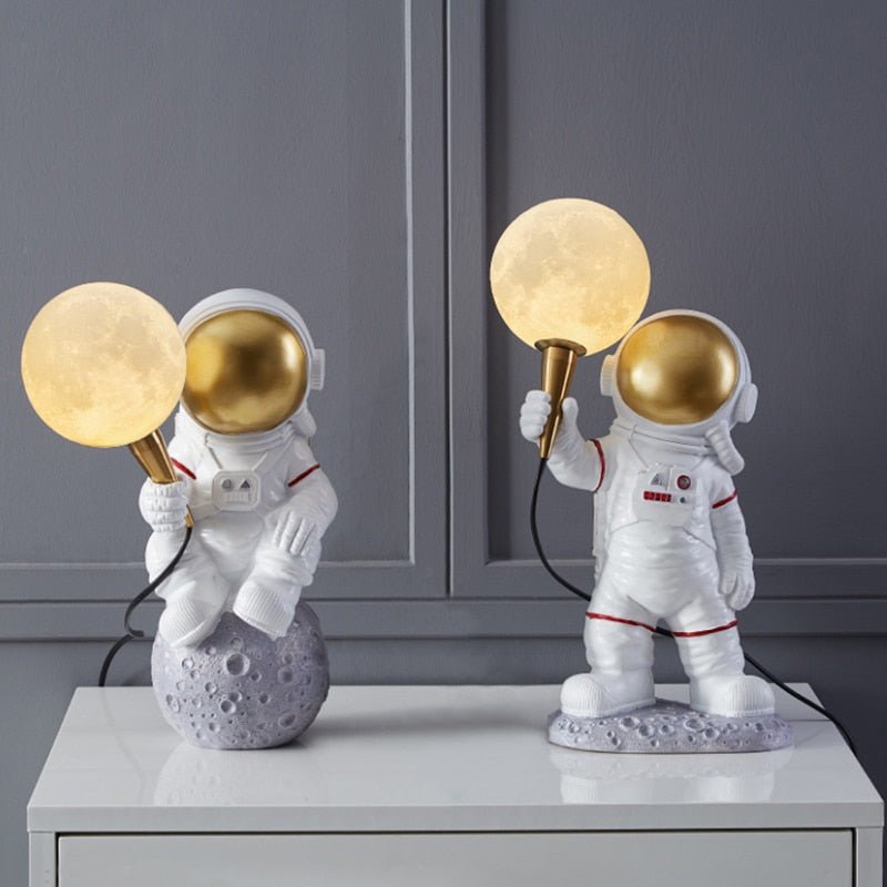Astronautbordlampe med kosmisk design og varm stemningsbelysning