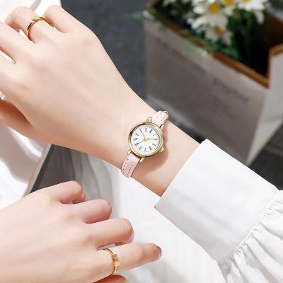 Billie Elegante goldene Damenuhr mit römischem Zifferblatt