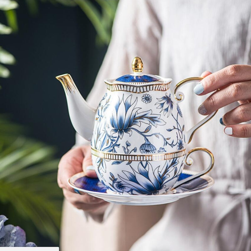 Blå Blomstret Te til En Porcelæn Tekande Kop Sæt