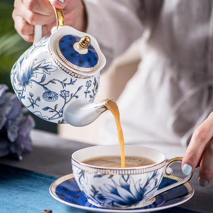 Blå Blomstret Te til En Porcelæn Tekande Kop Sæt