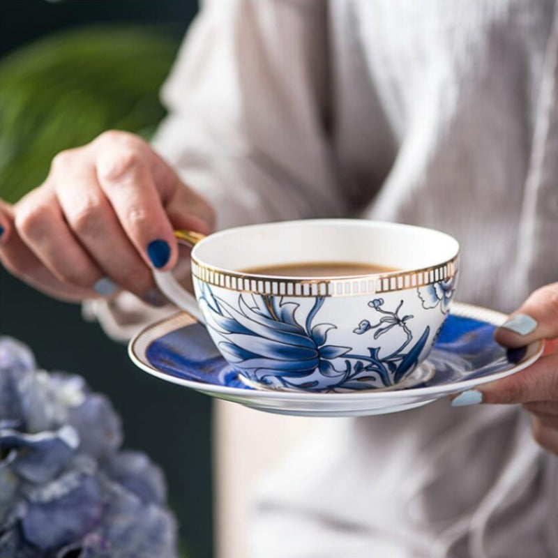 Blå Blomstret Te til En Porcelæn Tekande Kop Sæt