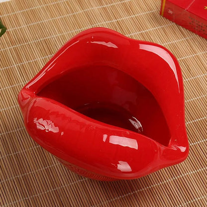 Keramischer Aschenbecher in Lippenform mit verspieltem Cartoon-Design